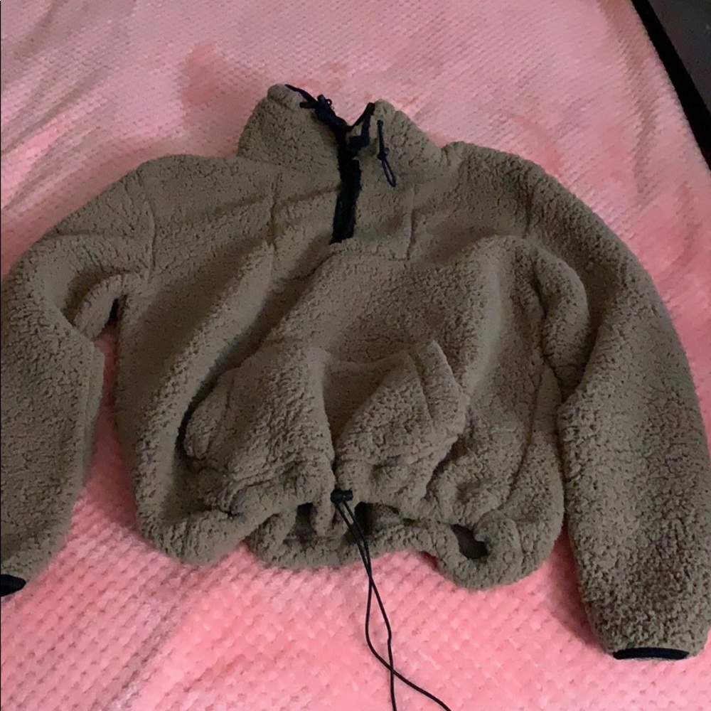 Fluffy sweater with drawstrings